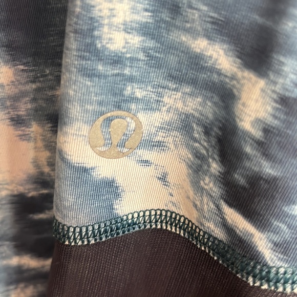 🌻 Lululemon Size 4 Cropped Leggings Reflective Side stripes Mesh Navy and Gray - Picture 4 of 14